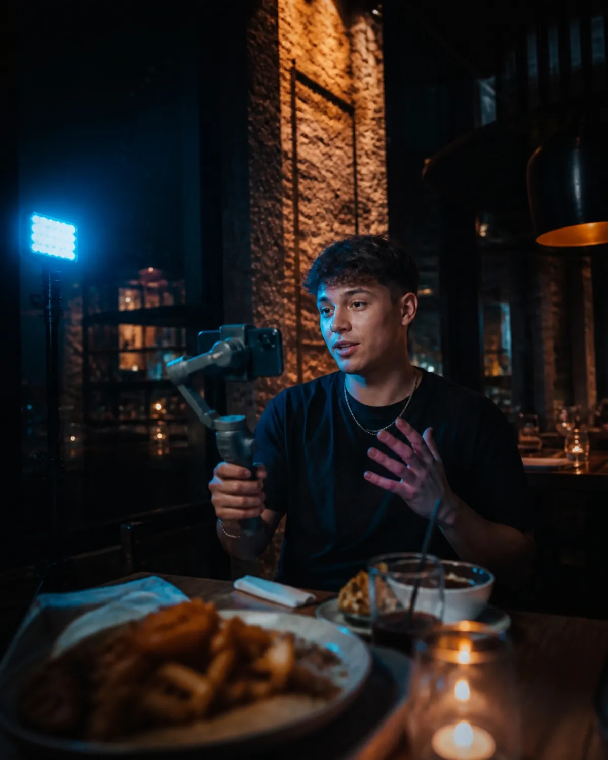 Creador de contenido grabando un video con el celular en un restaurante